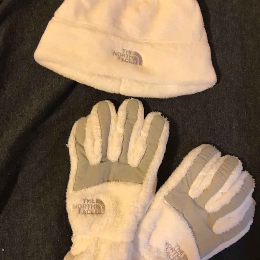 Women’s/Girl’s The North Face White NEW Gloves & Hat Warm Winter Accessories